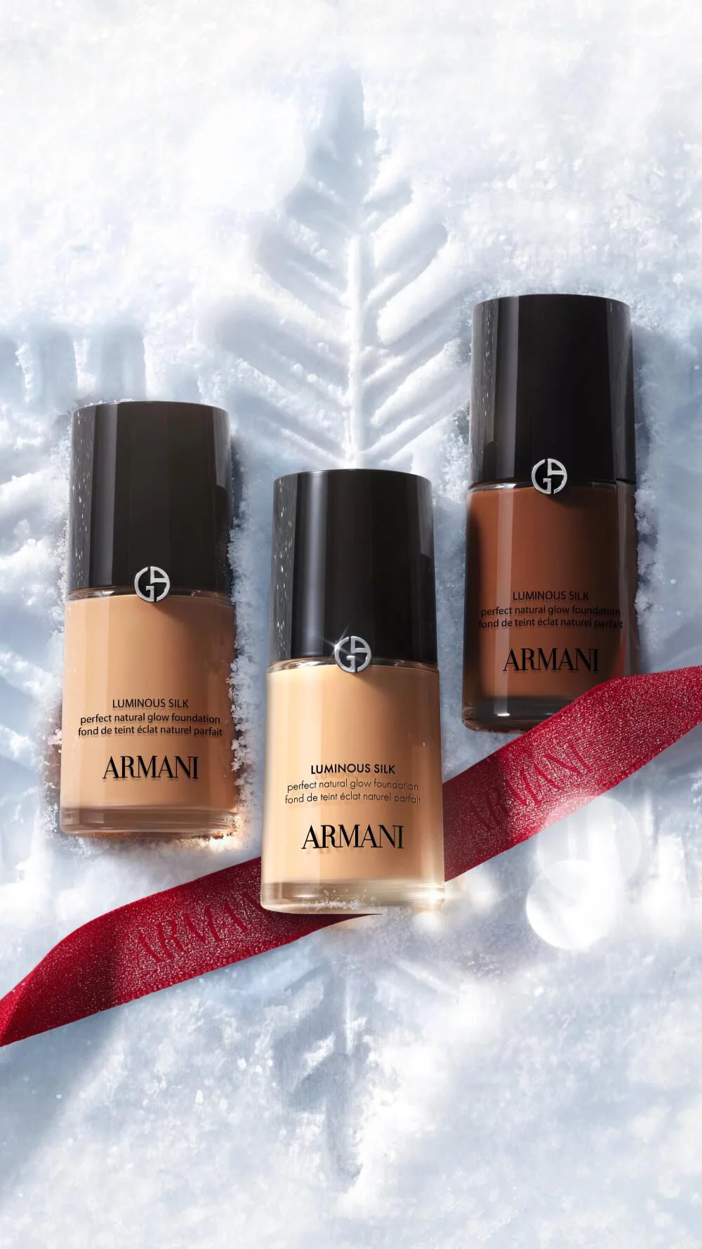 Produits de maquillage Armani beauty sur la neige pour la campagne glamour hivernale des fetes 2026.