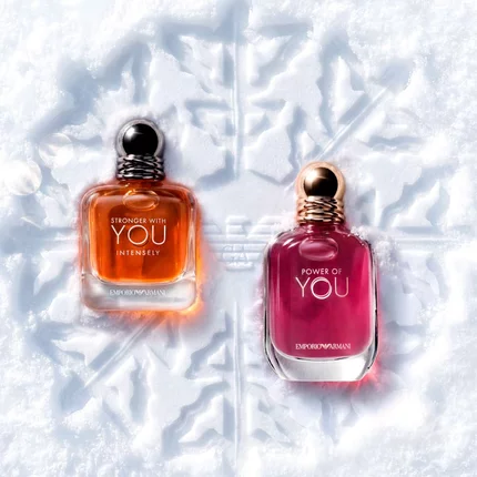 Les parfums Giorgio Armani I Will et Si sur la neige avec un ruban rouge pour un duo-cadeau des fetes.