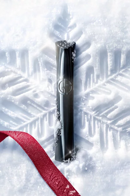 Armani beauty Vertigo Lift Mascara on snow for a winter glamour eye look.