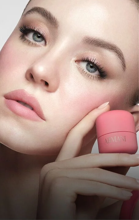 SYDNEY holding the pink Armani Beauty Dolci Blush with a natural soft-matte finish.